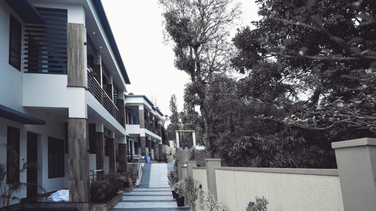 Milestone Inn Sultan Bathery Esterno foto